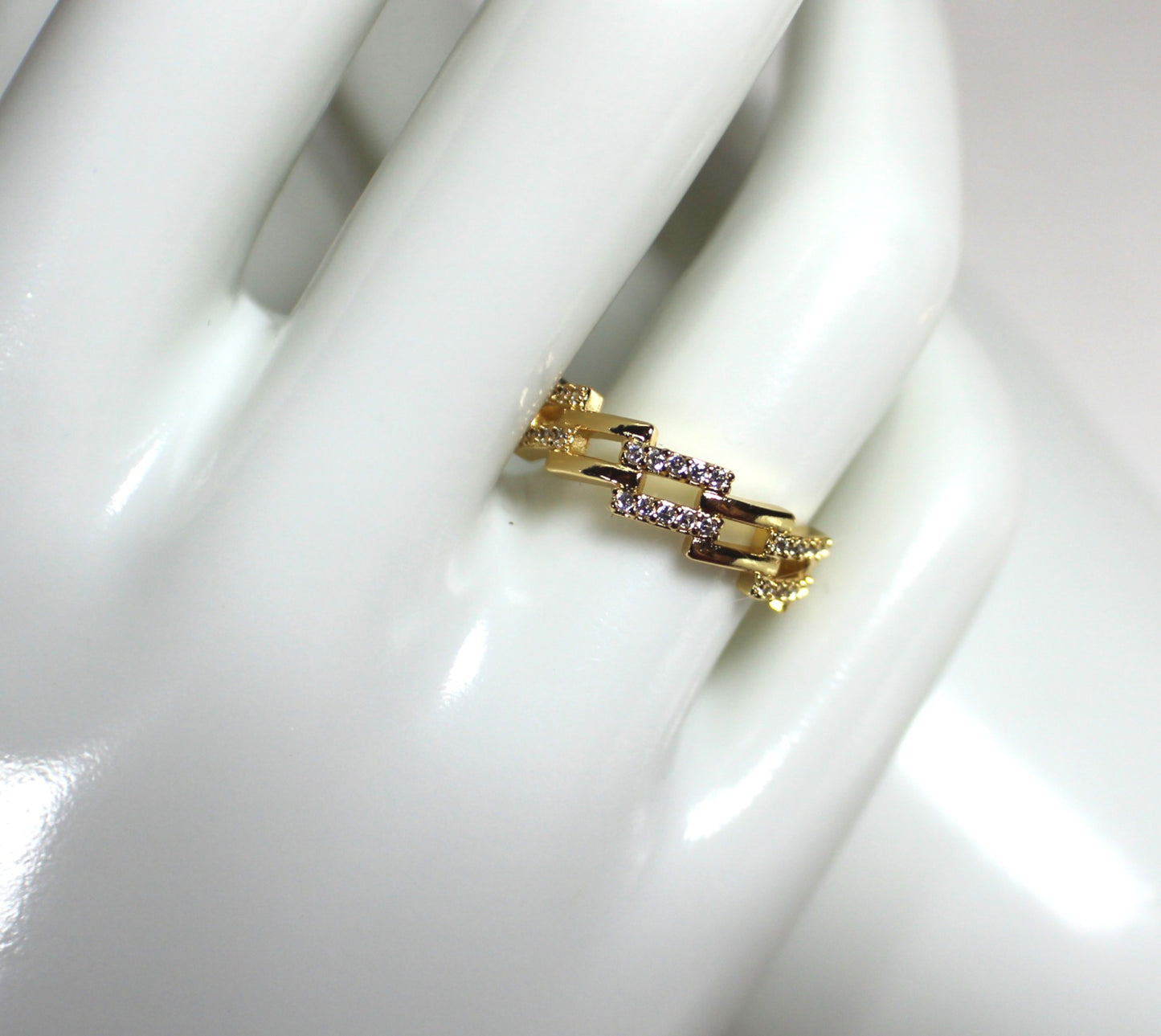 The Chic Link Spark Ring