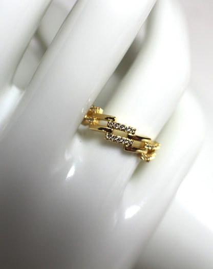 The Chic Link Spark Ring
